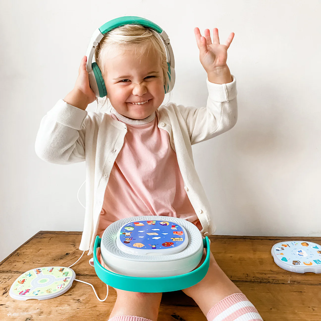Fille qui s'amuse avec le jeux audio educatif