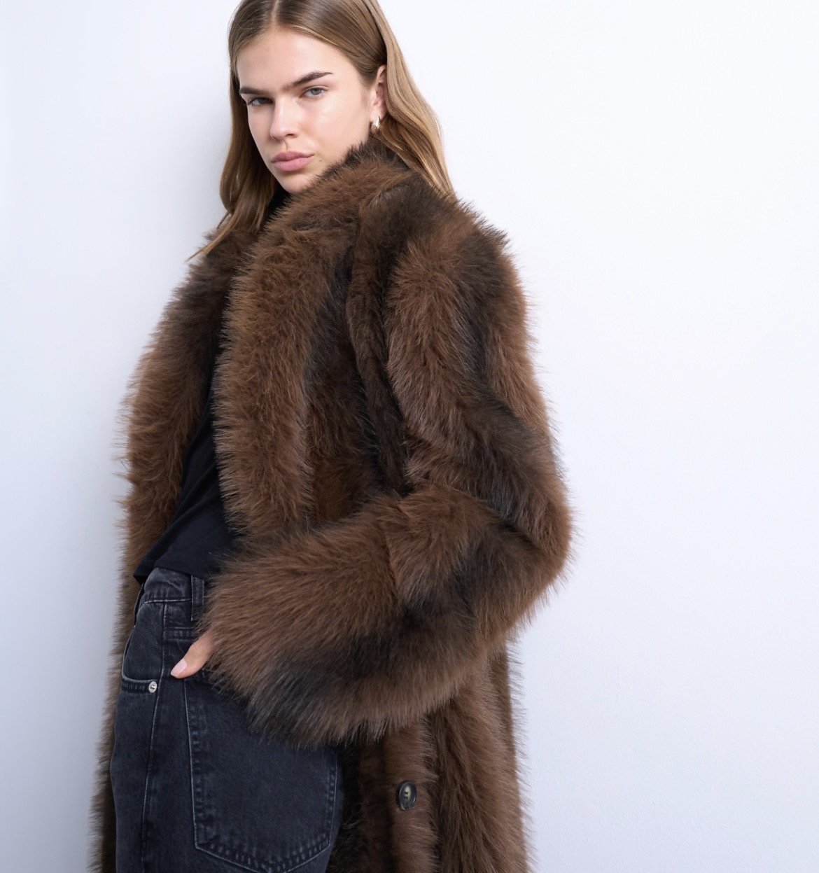 Manteau long rayé en fausse fourrure